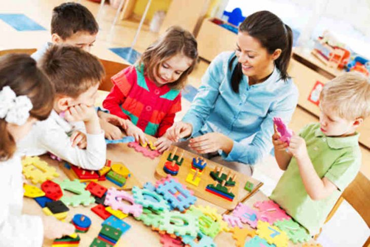 profesora-jugando-con-ni-os-730x488